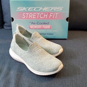 Women's Skechers sneaker sz 7.5 NIB